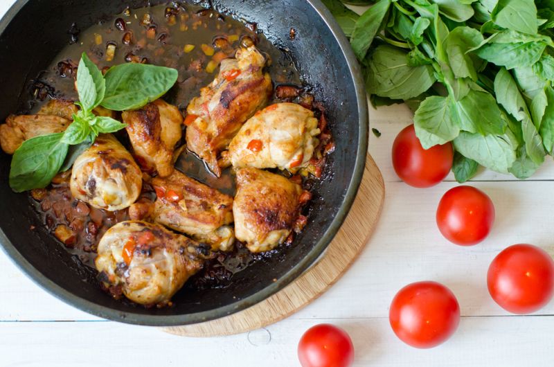 Pui inabusit la capac, cu legume si verdeturi aromate