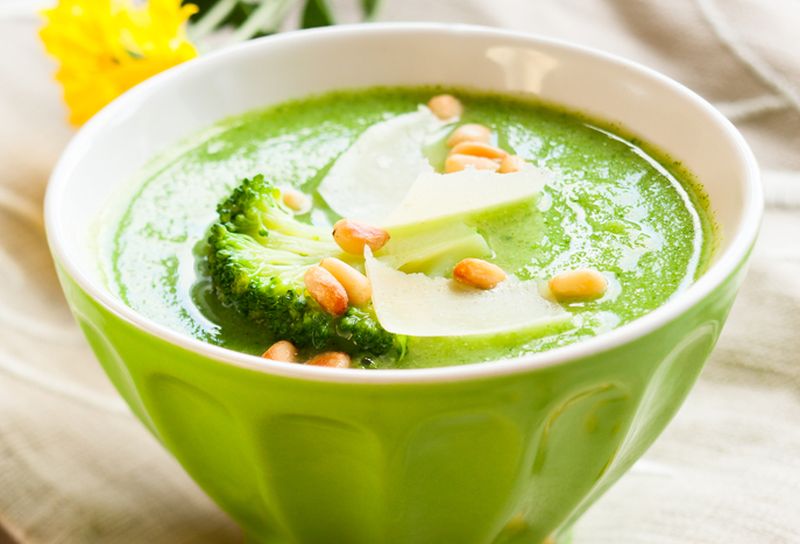 Supa de broccoli cu branza Cheddar