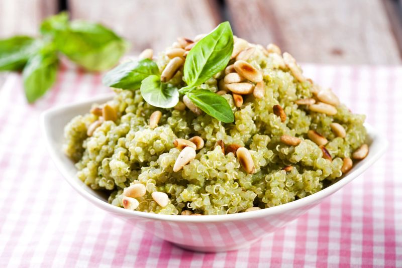 Spanac cu quinoa si seminte de pin