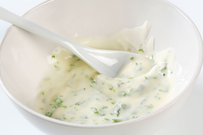 Dressing cremos cu ierburi pentru salata