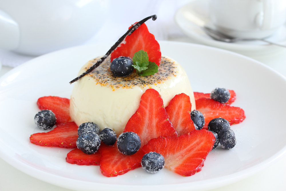 Panna cotta de vanilie cu fructe