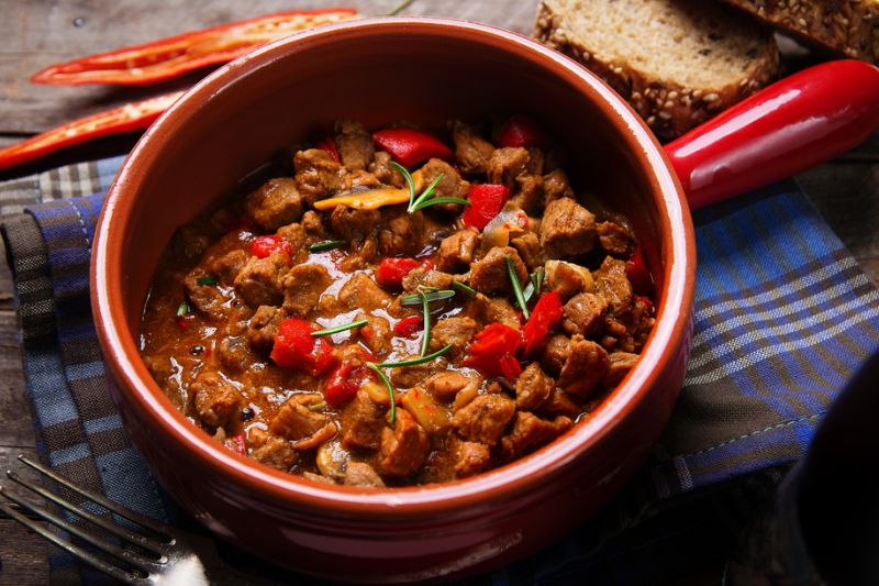 Gulas cu carne de vita (sau cu tofu, pentru vegetarieni)
