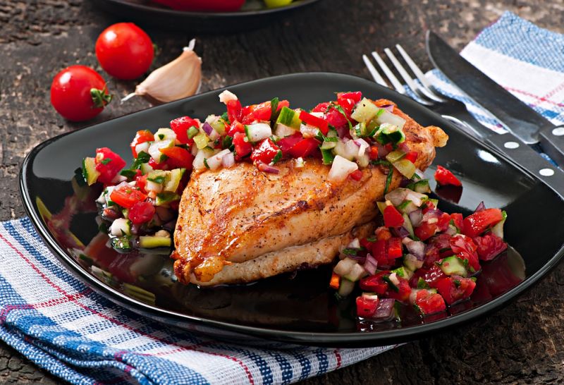 Piept de pui cu salsa de rosii si busuioc